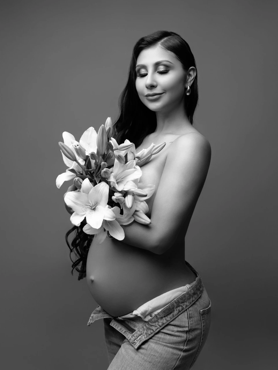 Fotografía de maternidad en estudio con ramo de flores y estilo editorial en estudio en Atizapán de Zaragoza, Estado de México..