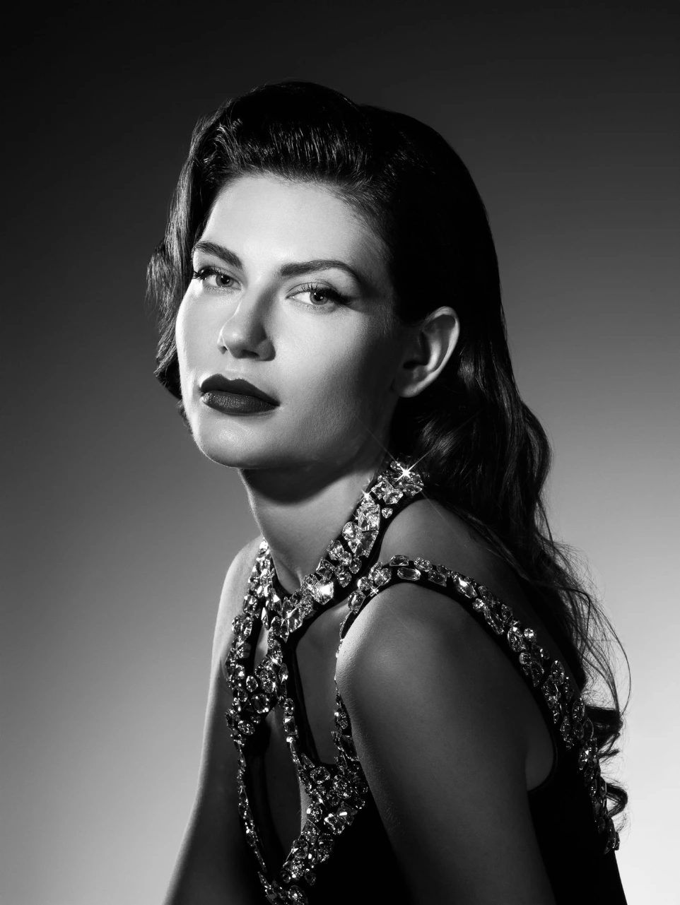 Retrato editorial de belleza con iluminación clásica y joyería elegante realizado en estudio en Atizapán de Zaragoza, Estado de México.