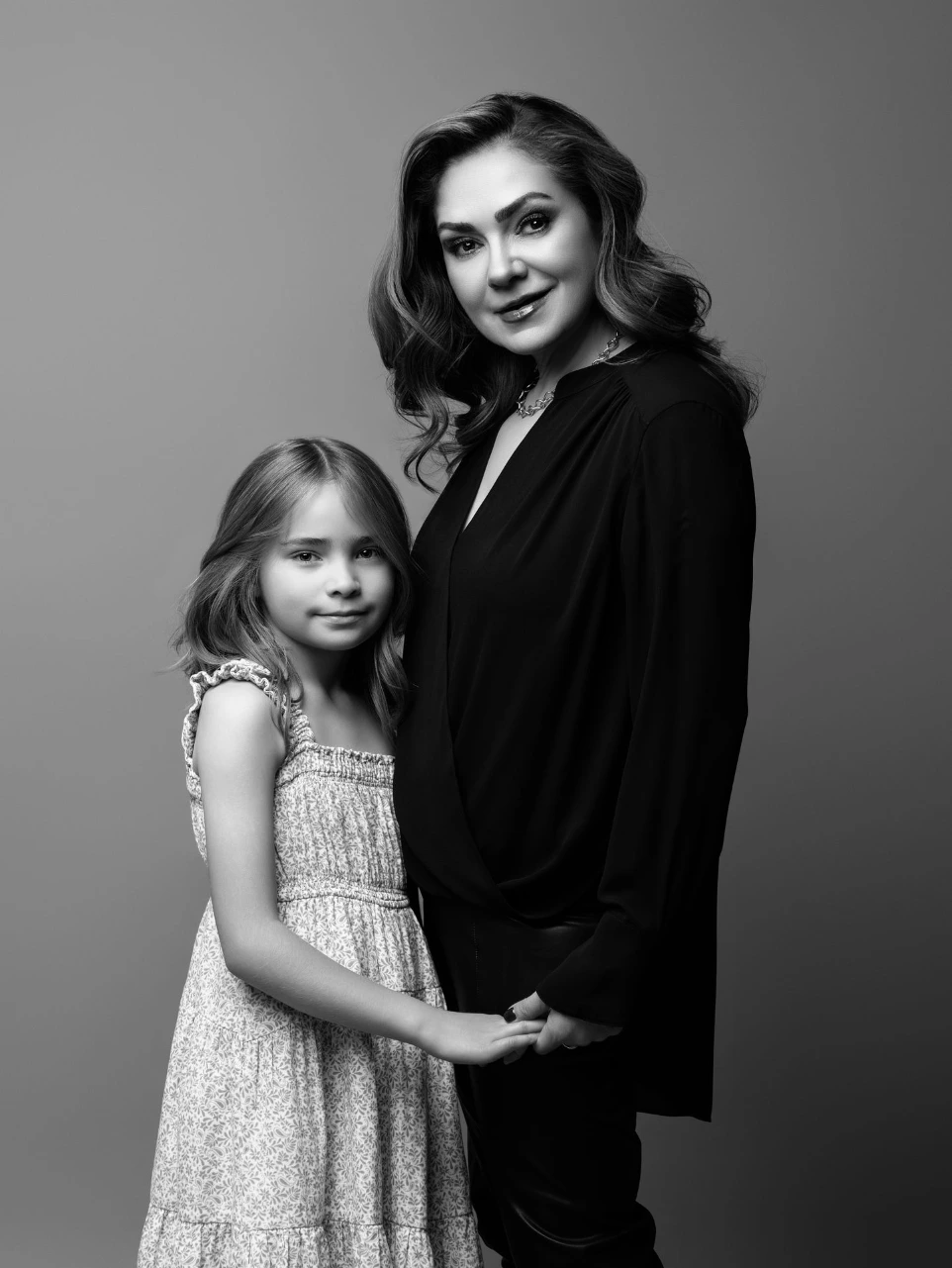Retrato familiar de madre e hija realizado en estudio con estilo atemporal en Atizapán de Zaragoza, Estado de México..